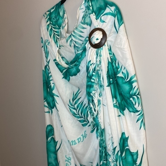 Hawaii Sarong Wrap With Fringe and Wooden Clasp White and Green Tropical Design - Picture 2 of 14